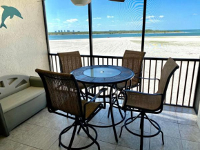 Carlos Pointe #335 - Private condo with modern kitchen and screened-in lanai on the beach
